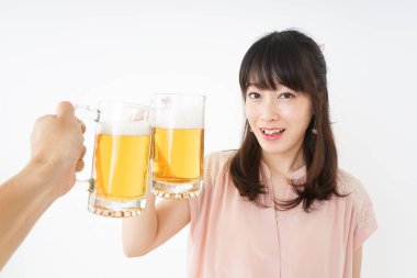 170615Genç _ Kadınlar _ kim _ içecek _ bira _ evde, genç kadın evde bira içiyor