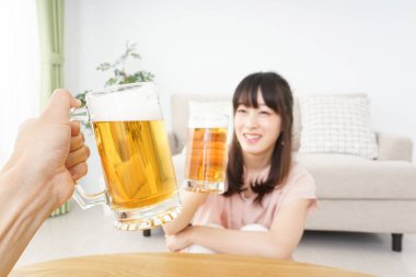 Bira içen genç kadın.