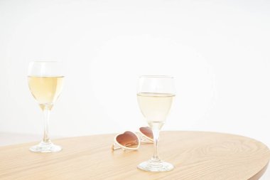 şarap kadehi ve berpwater resmi 