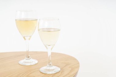 şarap kadehi ve berpwater resmi 