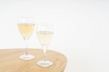 şarap kadehi ve berpwater resmi 