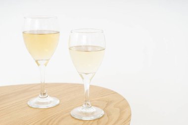 şarap kadehi ve berpwater resmi 