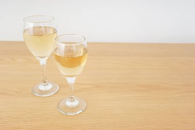 şarap kadehi ve berpwater resmi 