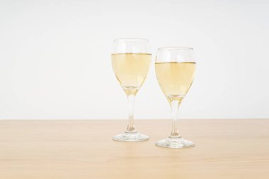 şarap kadehi ve berpwater resmi 