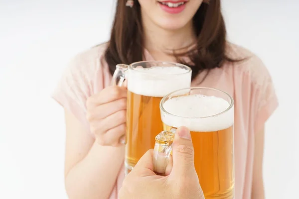Νεαρή Ασιάτισσα Που Πίνει Μπύρα Στο Σπίτι — Φωτογραφία Αρχείου