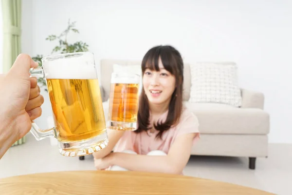 170615Young Women Who Drink Beer Home Młoda Kobieta Pijąca Piwo — Zdjęcie stockowe