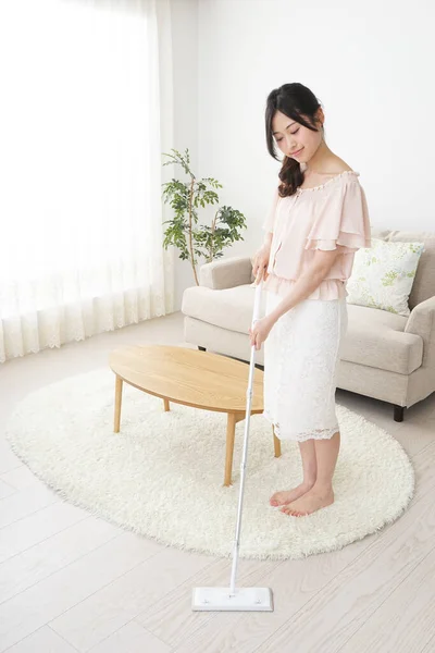 Jovem Mulher Asiática Limpando Sua Casa — Fotografia de Stock