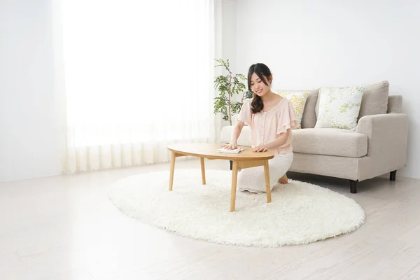 Junge Asiatische Frau Putzt Tisch — Stockfoto