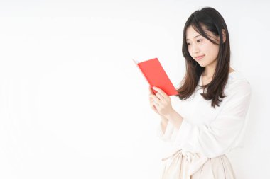 Not alan genç bir kadın.