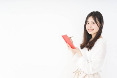 Not defterine not alan genç bir kadın.