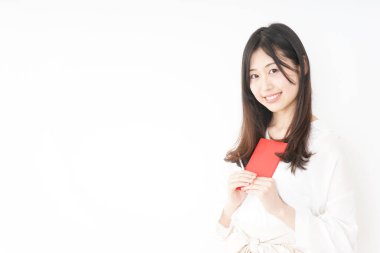 Not defterine not alan genç bir kadın.