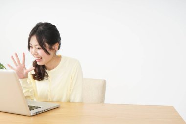 Genç bir kadın video-telefon görüşmesi yapıyor.