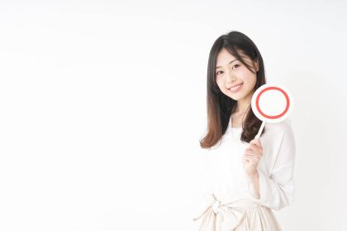 Çember işareti gösteren genç kadın.