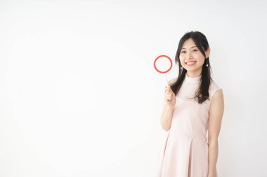 Çember işareti gösteren genç kadın.