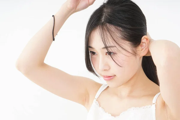Jovem Mulher Asiática Trussing Seu Cabelo — Fotografia de Stock