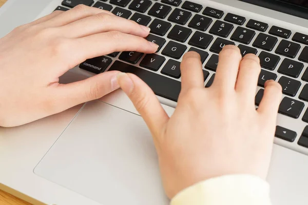 Manos Femeninas Escribiendo Ordenador Portátil Primer Plano —  Fotos de Stock