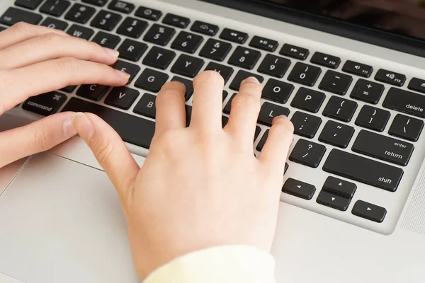 Mãos Femininas Digitando Laptop Close — Fotografia de Stock