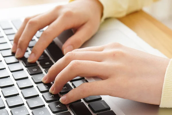 Mani Femminili Digitando Sul Computer Portatile Primo Piano — Foto Stock