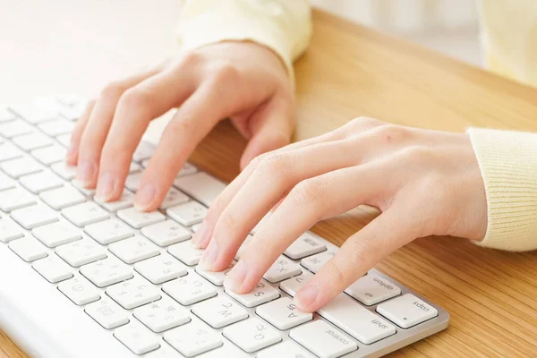 Mãos Femininas Digitando Laptop Close — Fotografia de Stock