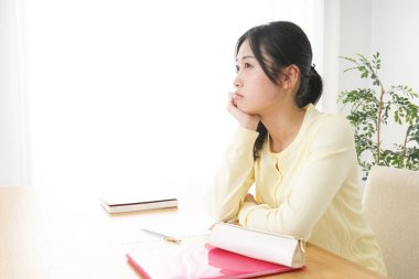 İşte yorgun ve uykulu bir kadın.