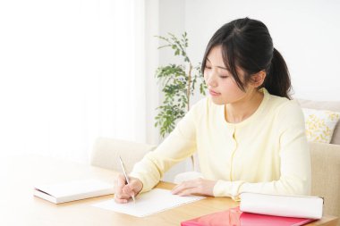 Evde okuyan genç bir kadın.