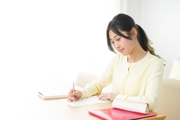 家で勉強する若い女性 — ストック写真