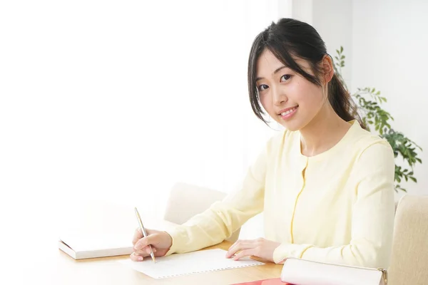 Jeune Femme Étudiant Maison — Photo