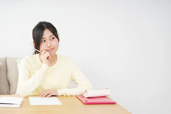 Giovane Donna Che Studia Casa — Foto Stock