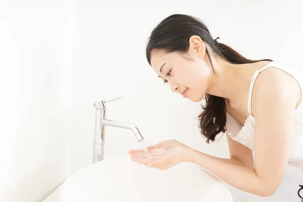 Jonge Aziatische Vrouw Wassen Gezicht — Stockfoto