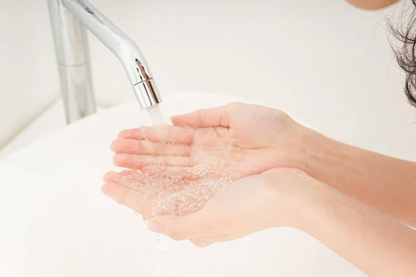 Water Flowing Female Hands Crane — Stock Photo, Image
