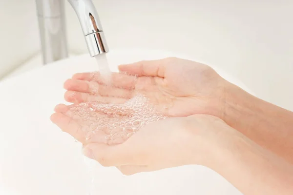 Water Stromend Vrouwelijke Handen Van Kraan — Stockfoto