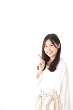 Güzel genç bir kadın bir şeyi işaret ediyor.