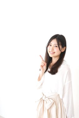 Güzel genç bir kadın parmağıyla işaret ediyor.