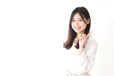 Güzel genç bir kadın parmağıyla işaret ediyor.