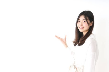 Güzel genç bir kadın parmağıyla işaret ediyor.