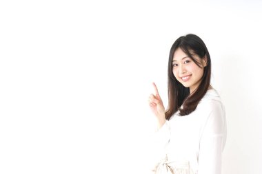 Güzel genç bir kadın parmağıyla işaret ediyor.