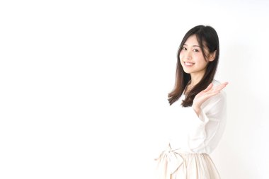 Güzel genç bir kadın parmağıyla işaret ediyor.