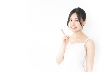 Güzel genç bir kadın bir şeyi işaret ediyor.