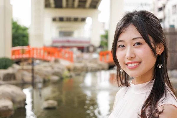 Ung Asiatisk Kvinna Poserar Utomhus — Stockfoto