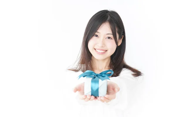 Молодая Счастливая Азиатка Подарком — стоковое фото