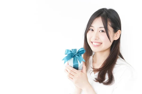 Молодая Счастливая Азиатка Подарком — стоковое фото