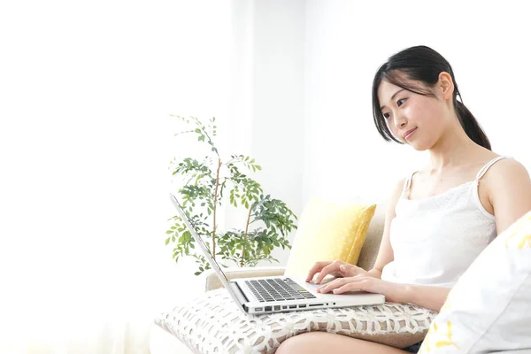 Joven Mujer Asiática Feliz Usando Portátil Casa —  Fotos de Stock