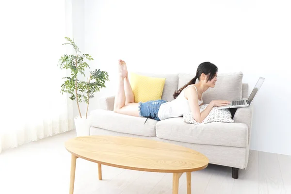 Genç Mutlu Asyalı Kadın Evde Bilgisayar Kullanıyor — Stok fotoğraf
