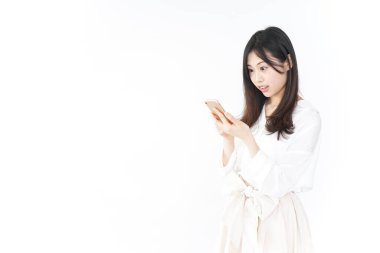 Genç Asyalı kadın akıllı telefon kullanıyor.