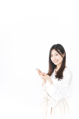 Genç Asyalı kadın akıllı telefon kullanıyor.