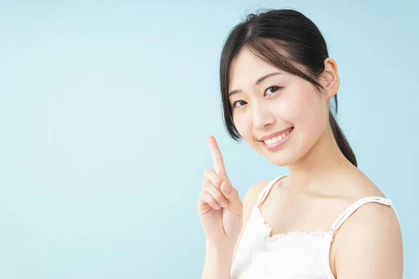 Jovem Feliz Mulher Asiática Mostrando Algo Foto Beleza — Fotografia de Stock