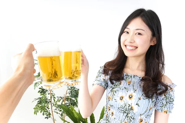 Giovane Donna Asiatica Bere Birra — Foto Stock