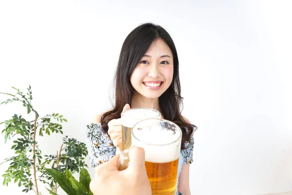 Giovane Donna Asiatica Bere Birra — Foto Stock