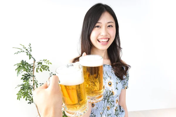 Bira Içen Genç Asyalı Kadın — Stok fotoğraf