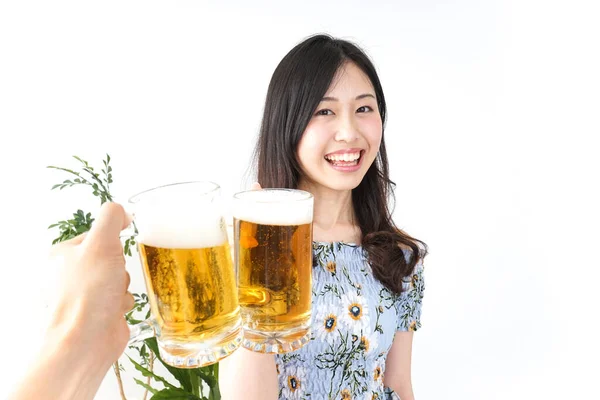 年轻的亚洲女人喝啤酒 — 图库照片